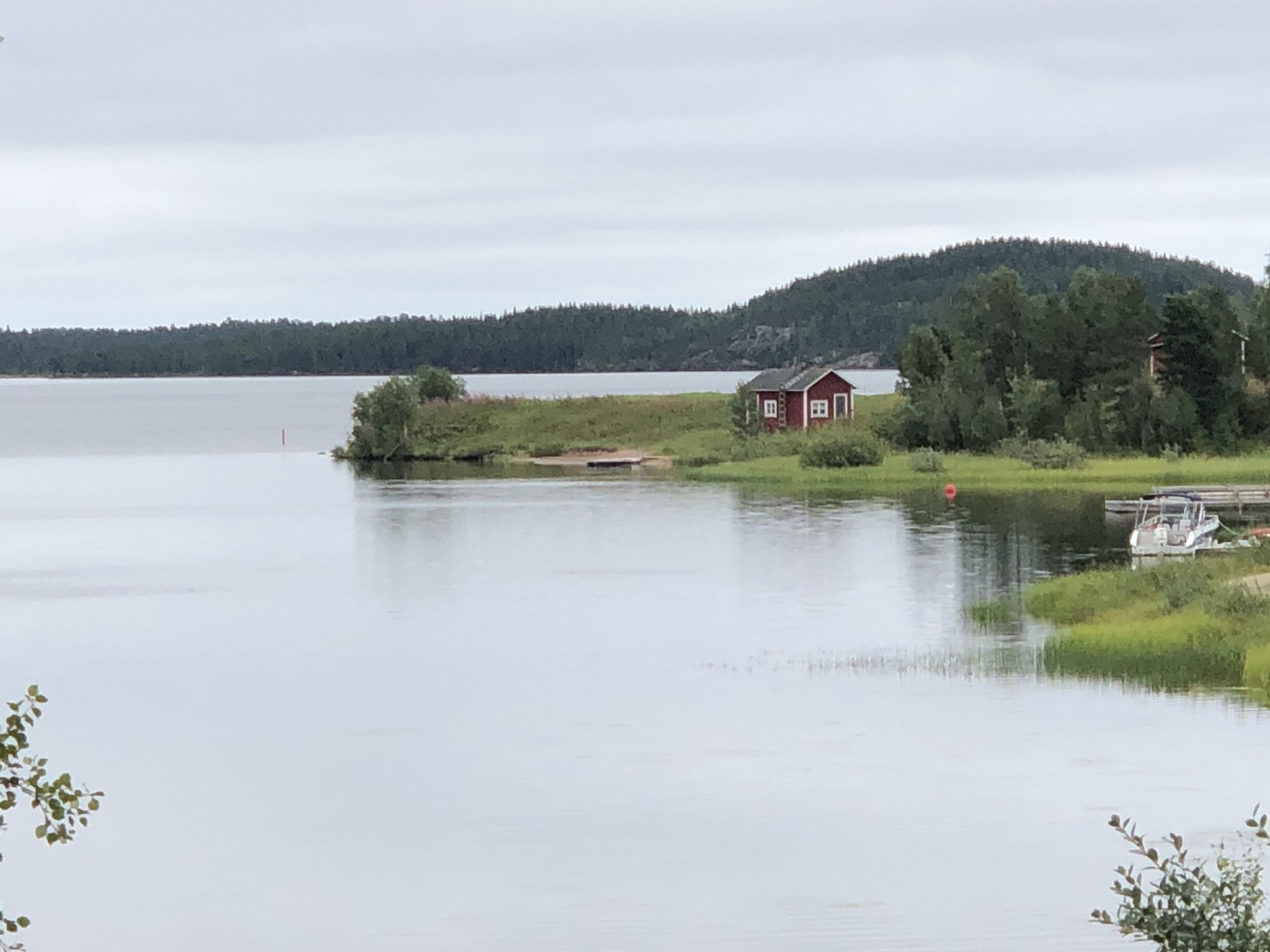 Lago e casetta rossa in Finlandia